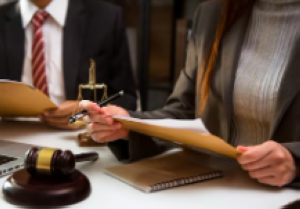 Soluții legale eficiente - Consultați un avocat experimentat pentru rezolvarea problemelor dvs. legale