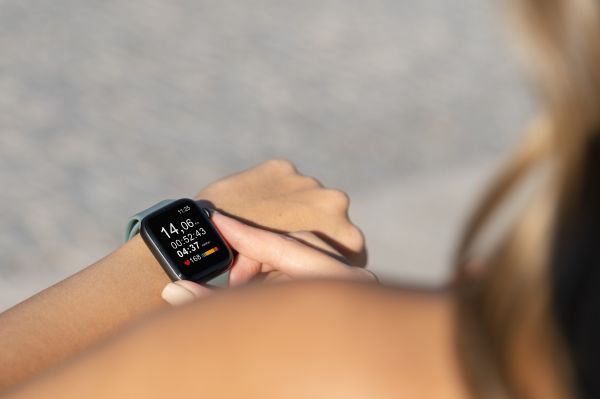 De ce să investești într-un ceas smartwatch și cum îți poate îmbunătăți viața?