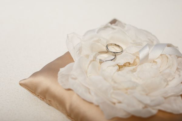 Verighete aur alb: simbolul purității și eleganței în căsnicie