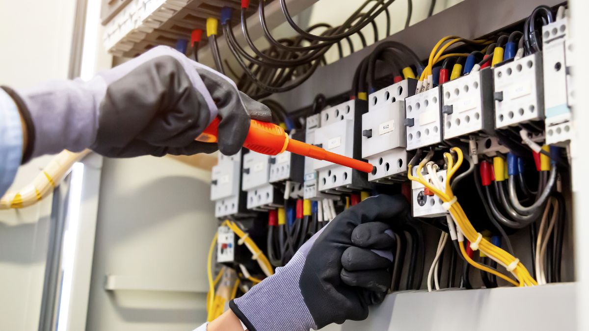 De Ce Să Alegi Servicii Profesionale pentru Branșamente Electrice?