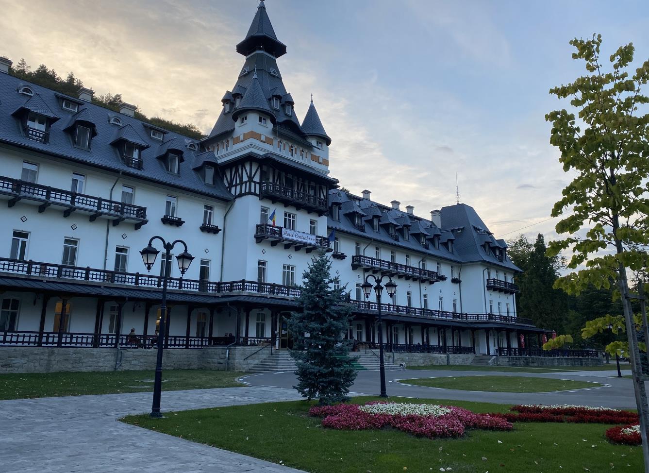 Vacanță de neuitat la poalele Carpaților, între munte și ape termale