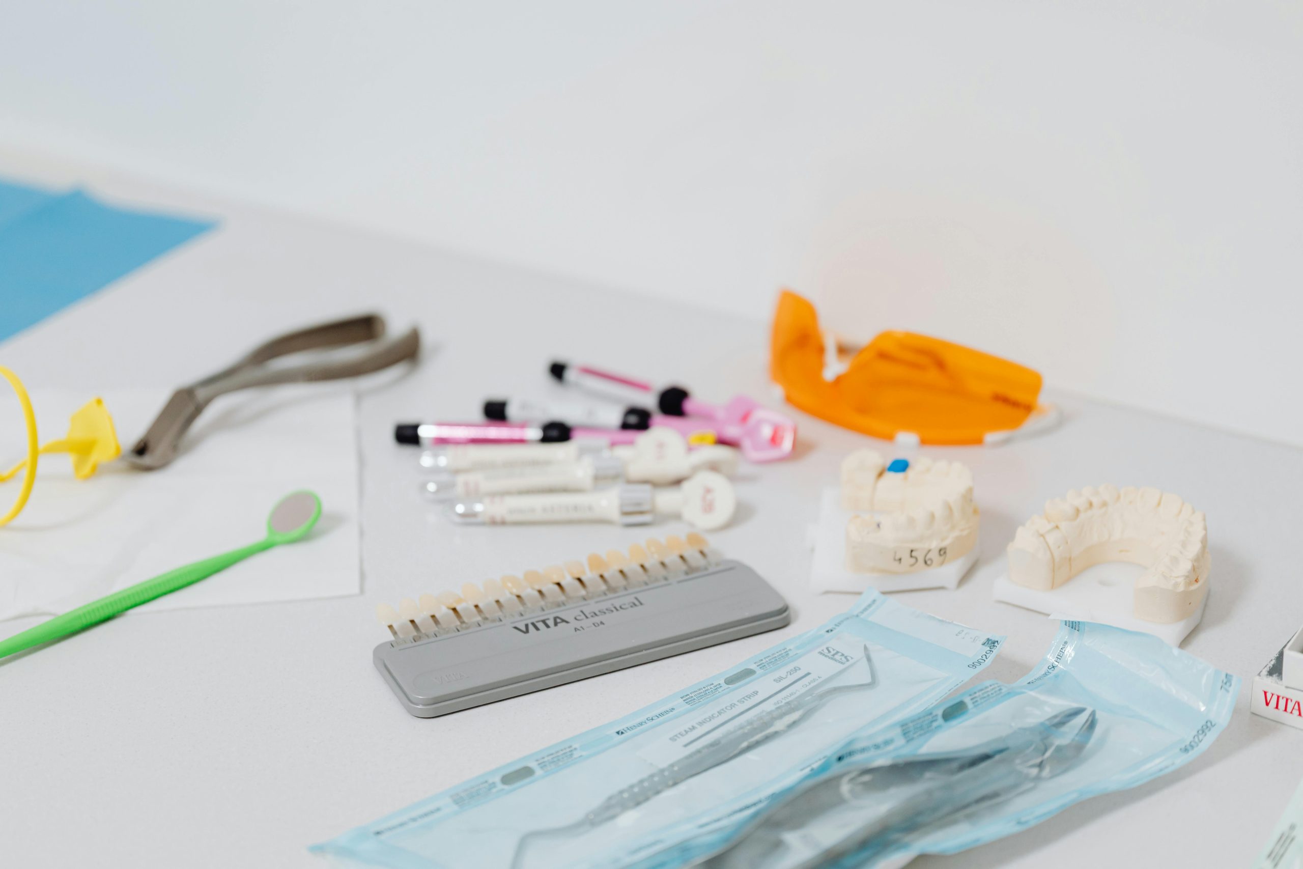 Fațetele dentare pot înlocui o proteză? Iată ce spun medicii
