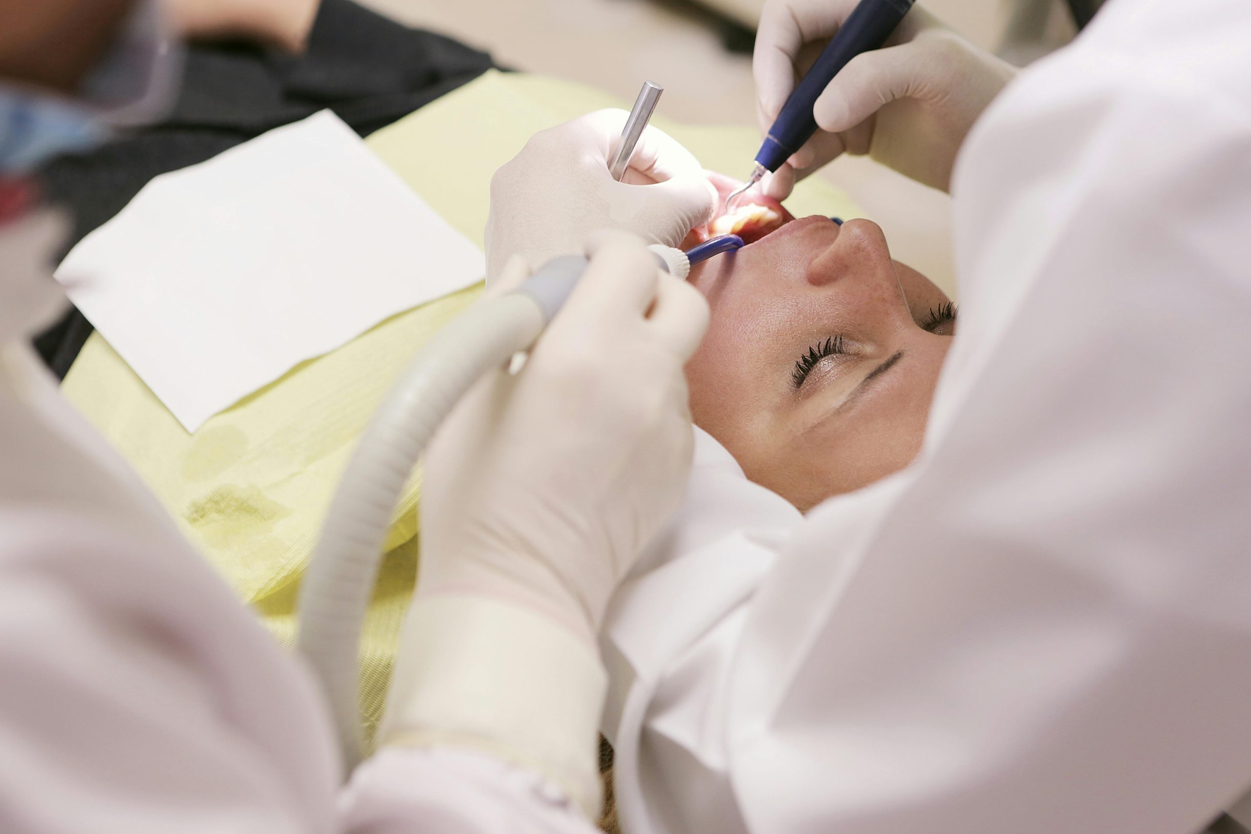 Cum știi că ai nevoie de o proteză dentară