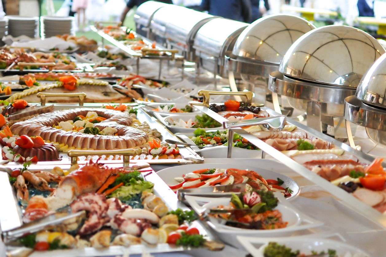 Cum alegi servicii de catering evenimente care chiar îți salvează timp?