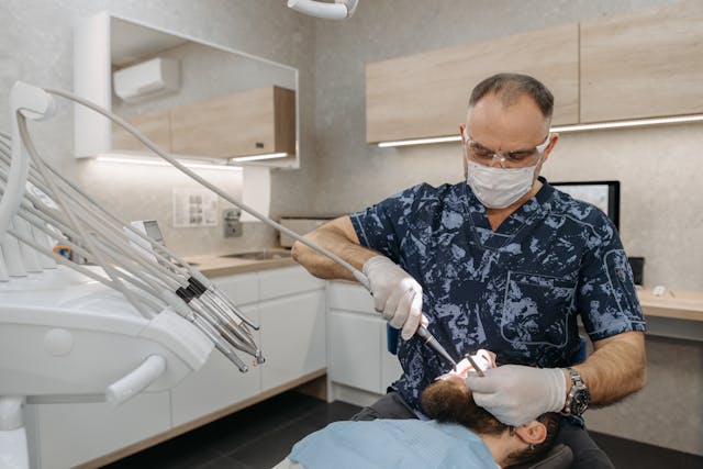 Implant dentar sau coroană? Avantaje și diferențe