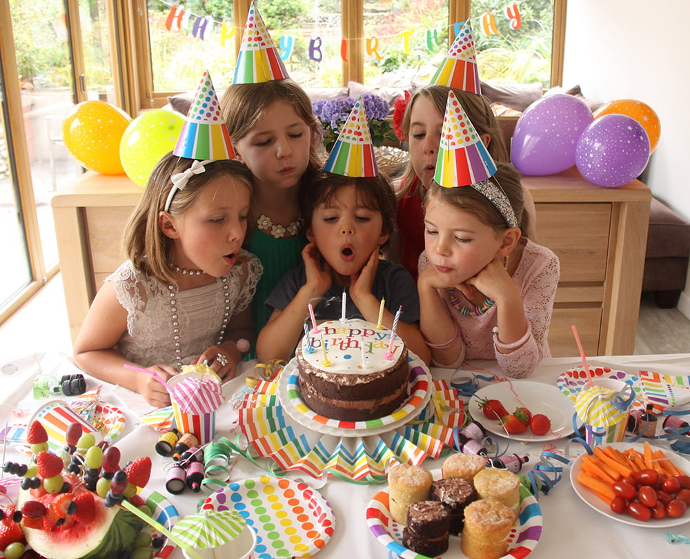 De ce tot mai mulți părinți aleg animatori pentru petrecerile copiilor: soluția modernă care transformă aniversările în amintiri memorabile