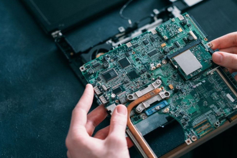 Servicii reparații laptop București – cât de importante sunt pentru freelanceri?