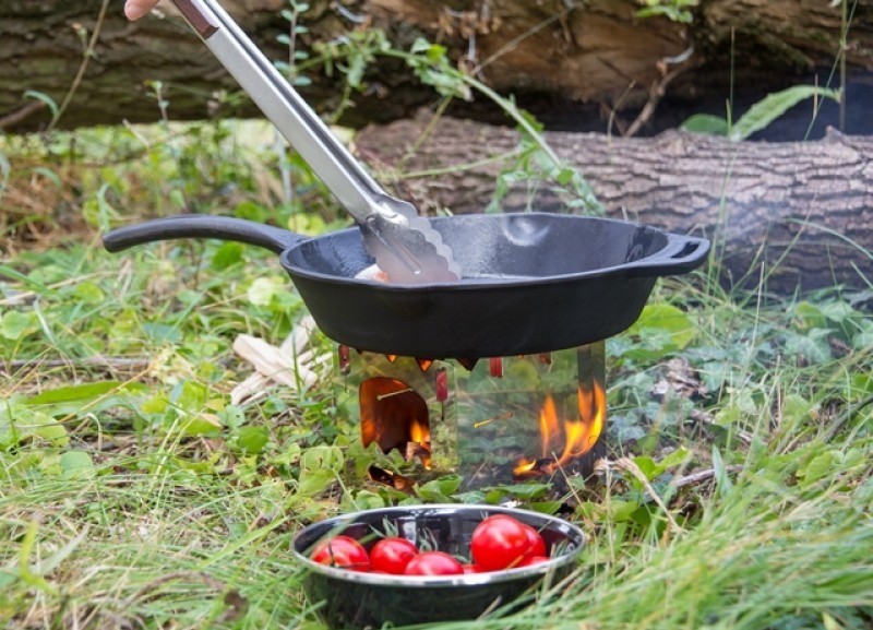 Tigaia din fontă potrivită pentru grătar, foc și camping