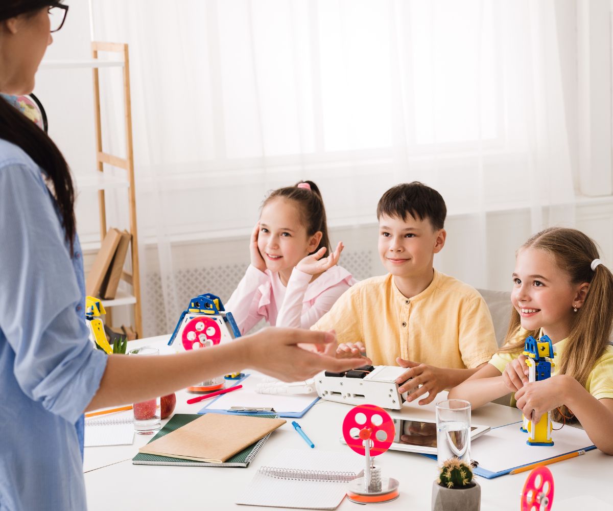 Cât de mult îl ajută pe copil un after school?