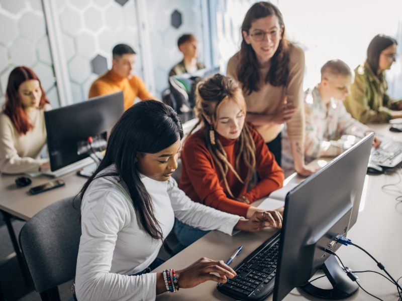 Formare profesională pentru angajații din retail? Ce cursuri sunt relevante și cerute