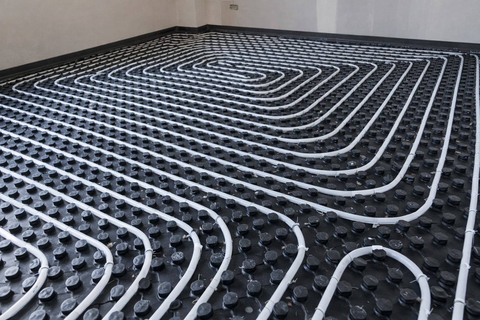 Placa cu nuturi — componenta invizibilă care decide cât de bine funcționează încălzirea în pardoseală