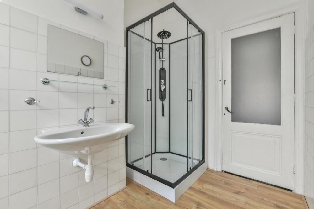 Cabină de duș cu sticlă transparentă sau sticlă mată: cum alegi varianta potrivită pentru baia ta?